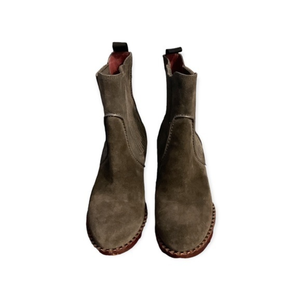Women’s gray, suede Marc by Marc Jacobs boots, size 35.5 (size 5)